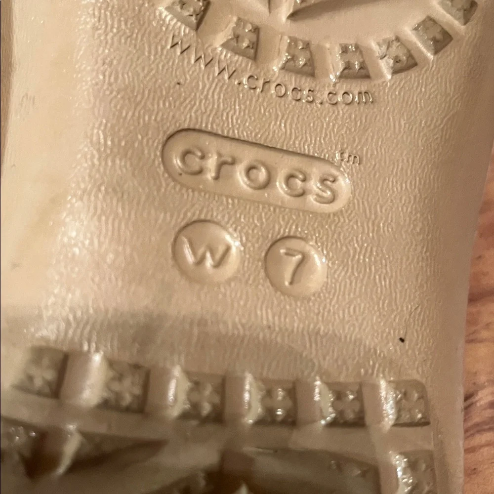 CROCS Iconic Comfort Women's Size 7 Beige Flip Flop Sandals Leopard Print Straps